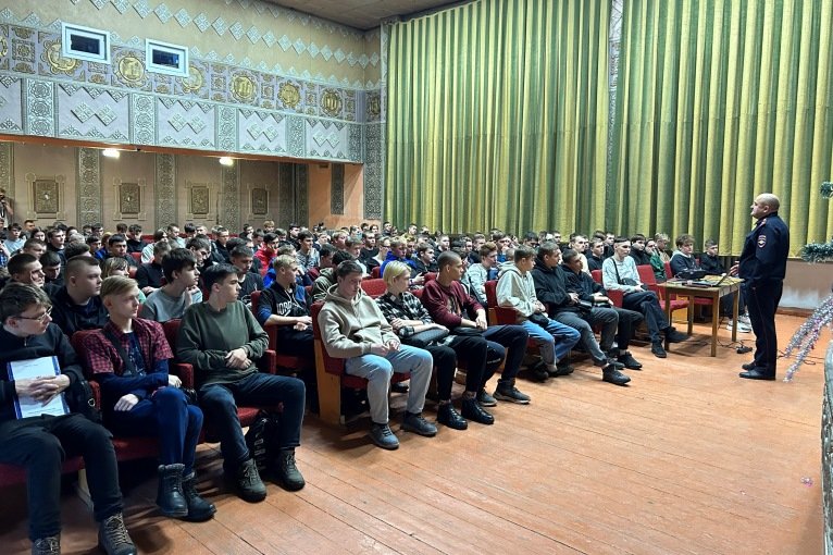 В Рубцовске полицейские и общественники провели лекцию для студентов о вреде наркотиков