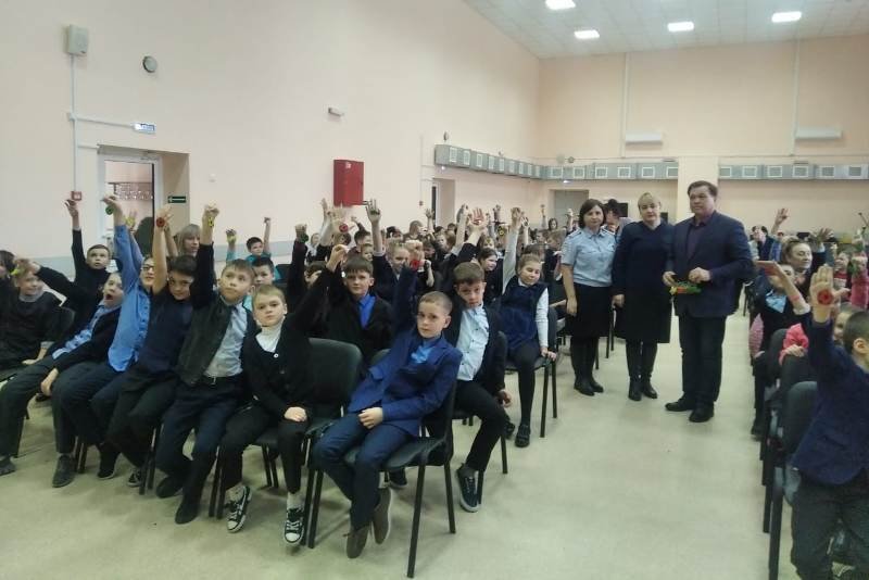 В Егорьевской школе прошло мероприятие «Каждому школьнику – световозвращающий брелок»